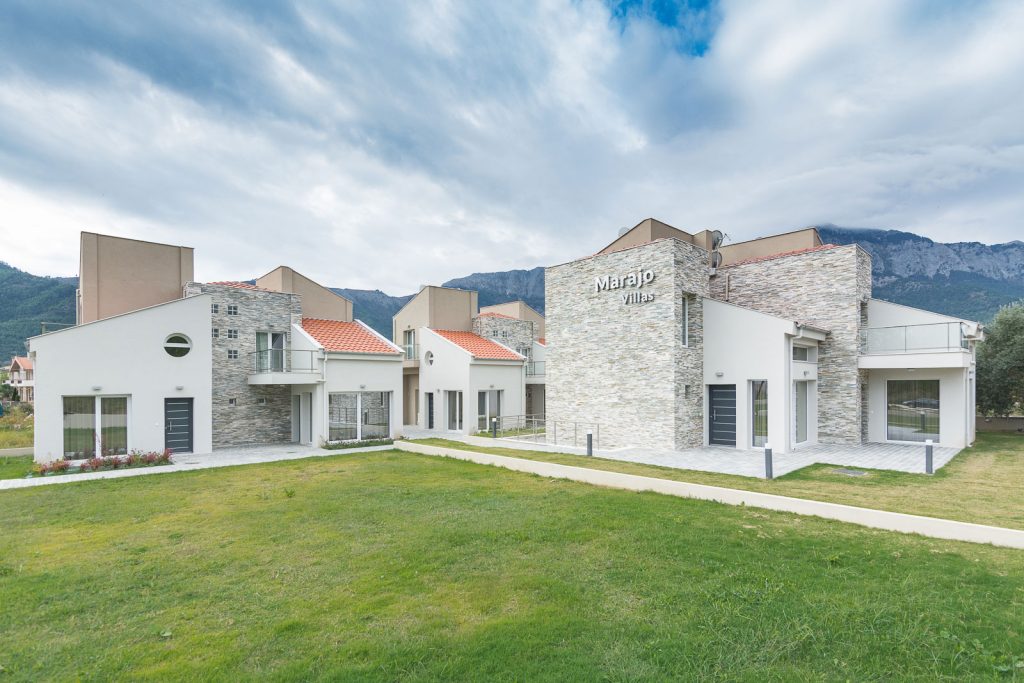 CONSTRUCTION OF SIX FURNISHED HOLIDAY RESIDENCES