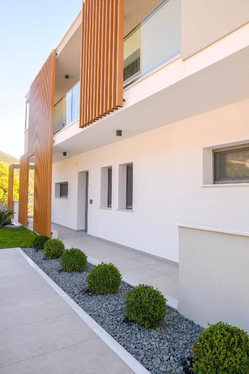 CONSTRUCTION OF A SEVEN APARTMENT RESIDENTIAL DEVELOPMENT WITH UNDERGROUND LEVEL AND SWIMMING POOL